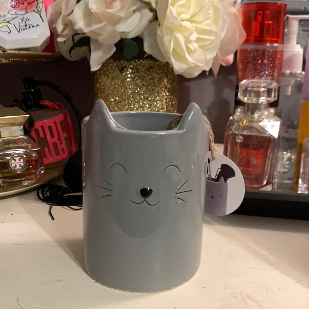 Makeup brush holder
